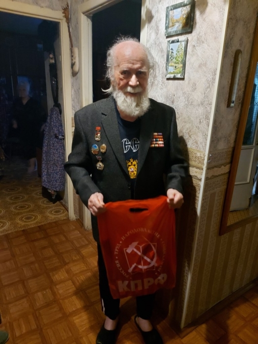 Коммунисты Пушкино поздравили ветеранов ВОВ и детей войны с наступающим 9 Мая
