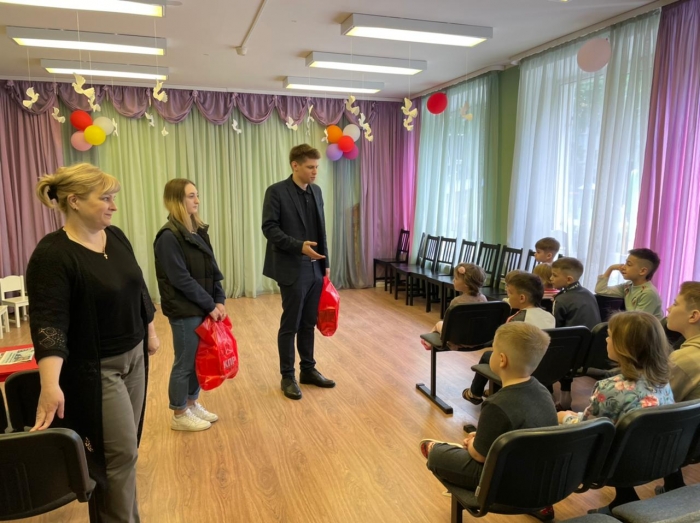 Лобненские коммунисты поздравили детей с праздником