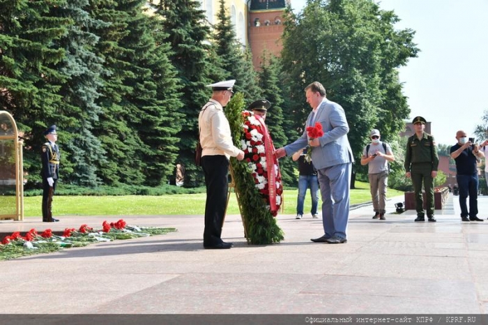 В Москве состоялась памятная церемония КПРФ с возложением цветов к Могиле Неизвестного солдата