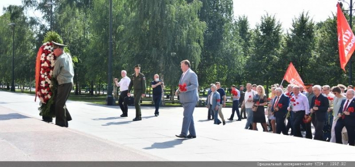 В Москве состоялась памятная церемония КПРФ с возложением цветов к Могиле Неизвестного солдата