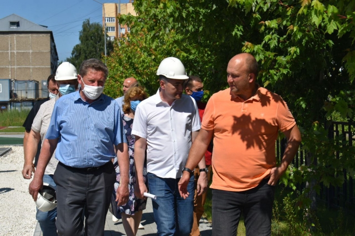 С депутатским контролем: Дмитрий Кононенко в Луховицах осмотрел ход строительства пристройки к школе
