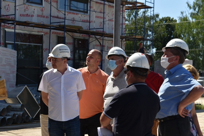 С депутатским контролем: Дмитрий Кононенко в Луховицах осмотрел ход строительства пристройки к школе