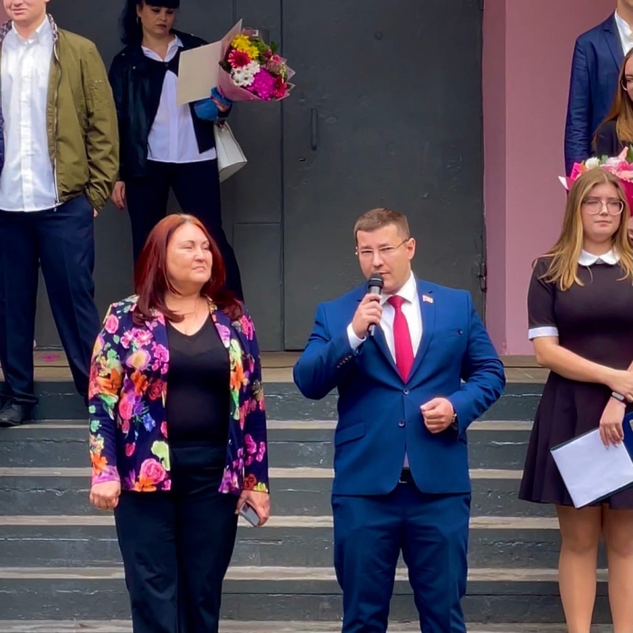 Депутат-коммунист Марк Черемисов поздравил учеников в 18 школе в Балашихе