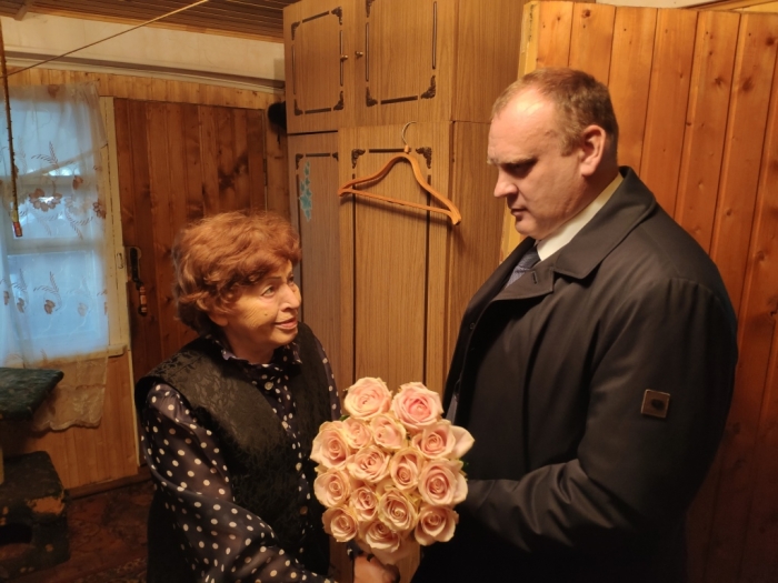 Член фракции КПРФ Олег Зверев поздравил с юбилеем жительницу микрорайона Пехра-Покровское