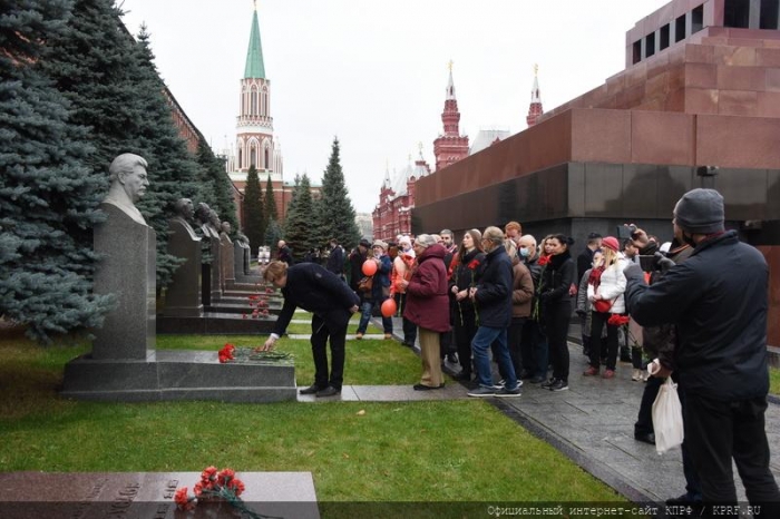 В честь 103-й годовщины со Дня рождения ВЛКСМ коммунисты возложили венки к Мавзолею В.И. Ленина