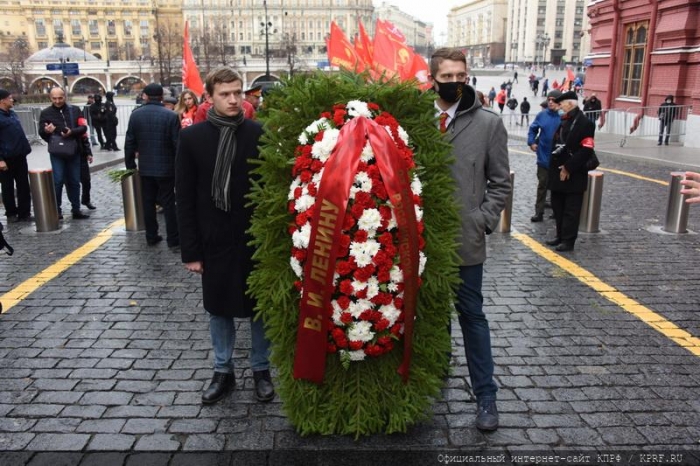 В честь 103-й годовщины со Дня рождения ВЛКСМ коммунисты возложили венки к Мавзолею В.И. Ленина