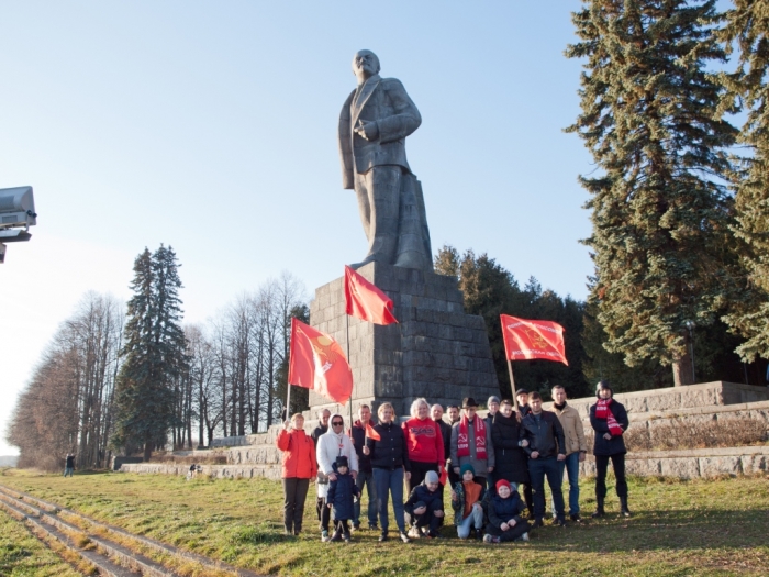 В годовщину Ленинского комсомола – к Ленину