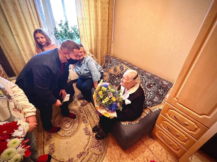 Депутат-коммунист Марк Черемисов с учениками Павлинской школы поздравил ветерана ВОВ со 100-летием!