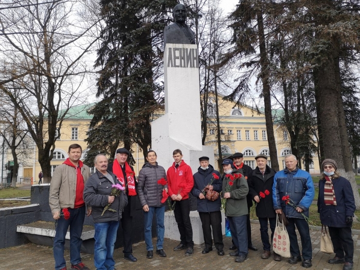 Коммунисты возложили цветы к памятнику В.И. Ленина в честь годовщины Великой Октябрьской социалистической Революции