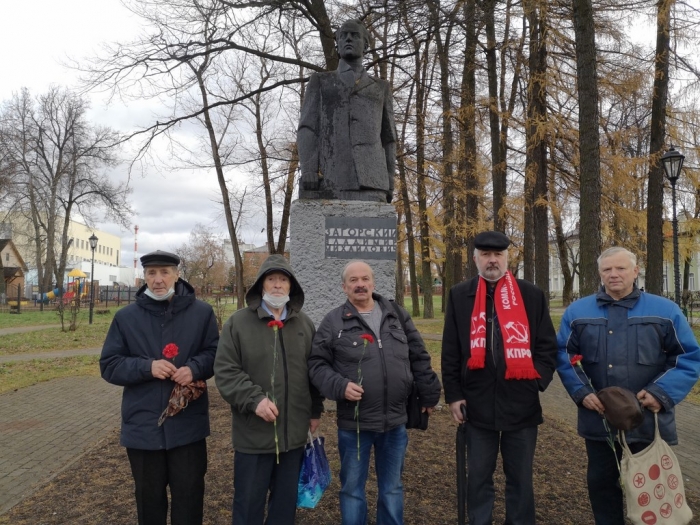Коммунисты возложили цветы к памятнику В.И. Ленина в честь годовщины Великой Октябрьской социалистической Революции