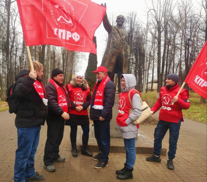 Волоколамские коммунисты провели акцию у памятника В.И. Ленину