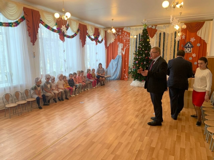 Депутат-коммунист Александр Наумов поздравил с наступающим Новым годом дошколят в Ожерелье