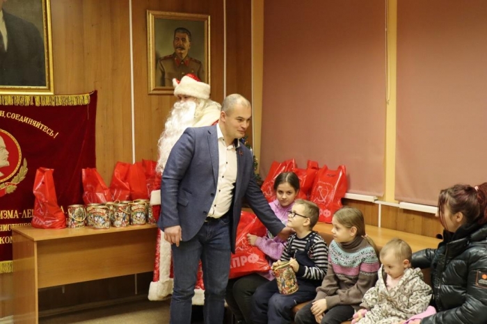 Жуковские коммунисты поздравили детей с наступающим Новым годом!