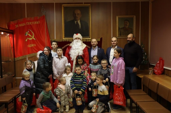 Жуковские коммунисты поздравили детей с наступающим Новым годом!