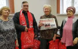 Коммунисты поздравили Люберчан с праздниками