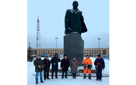 Коммунисты Домодедово возложили цветы к памятнику В.И. Ленина
