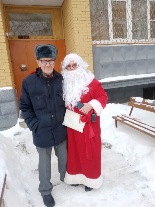 Наро-Фоминские коммунисты вручили новогодние подарки детям и пожилым людям