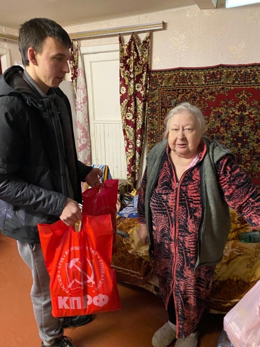 Одинцовские коммунисты раздали новогодние подарки и гуманитарную помощь жителям округа