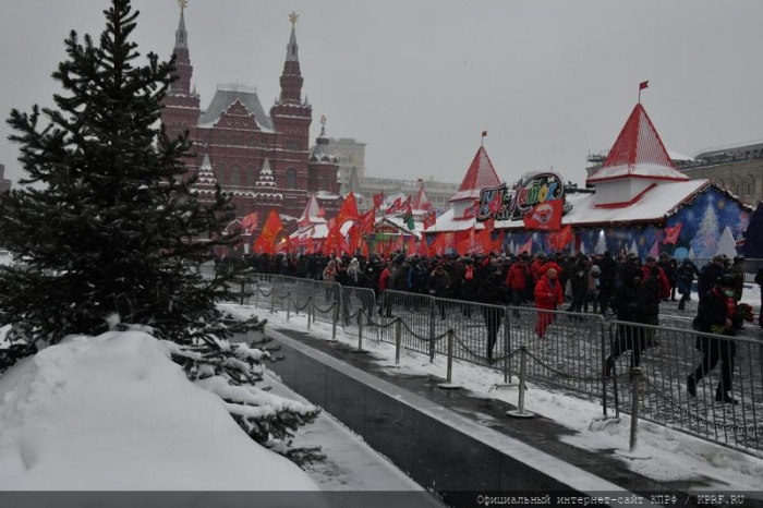 Возложение венков и цветов к Мавзолею на Красной площади