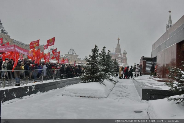 Возложение венков и цветов к Мавзолею на Красной площади