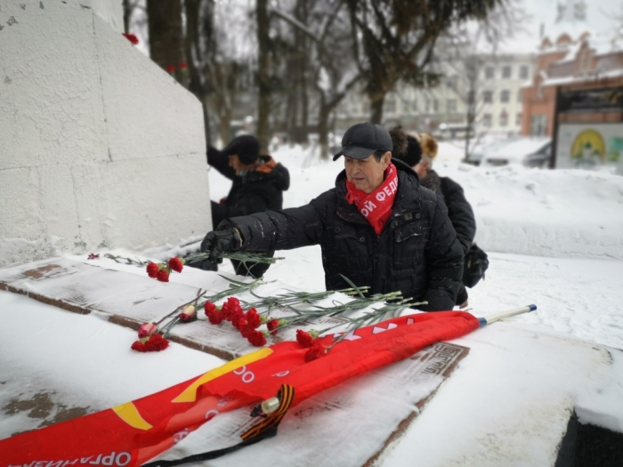 Сергиево-Посадские коммунисты возложили цветы к памятнику В.И. Ленина