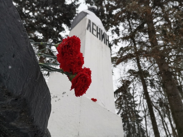 Сергиево-Посадские коммунисты возложили цветы к памятнику В.И. Ленина