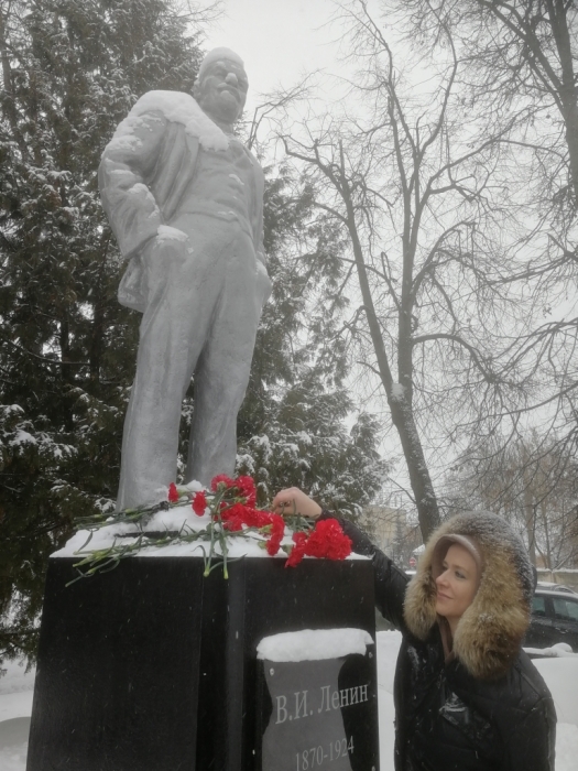 Чеховские коммунисты возложили цветы к памятнику В.И. Ленина