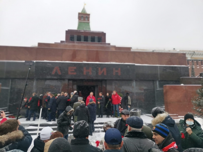 Чеховские коммунисты возложили цветы к памятнику В.И. Ленина