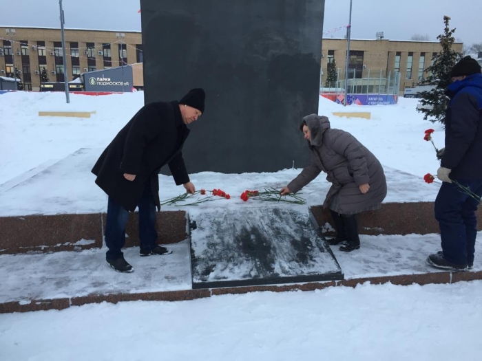 Коммунисты Домодедово возложили цветы к памятнику В.И. Ленина