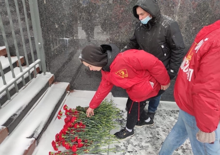 Комсомол Подмосковья принял участие в возложении цветов к Мавзолею и Мемориальному захоронению у Кремлевской стены на Красной площади