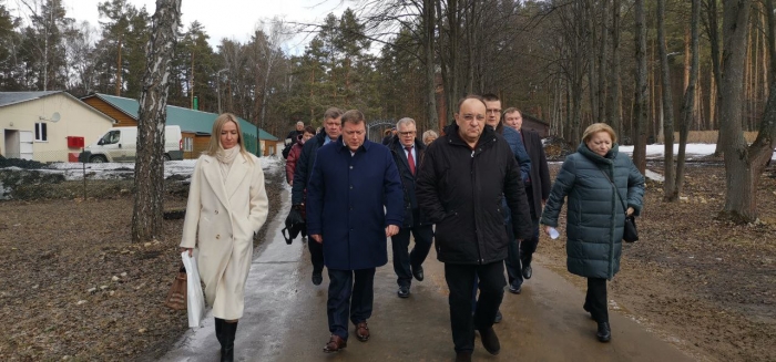 Депутаты-коммунисты Александр Наумов и Олег Емельянов посетили лагерь беженцев в Тарбушево