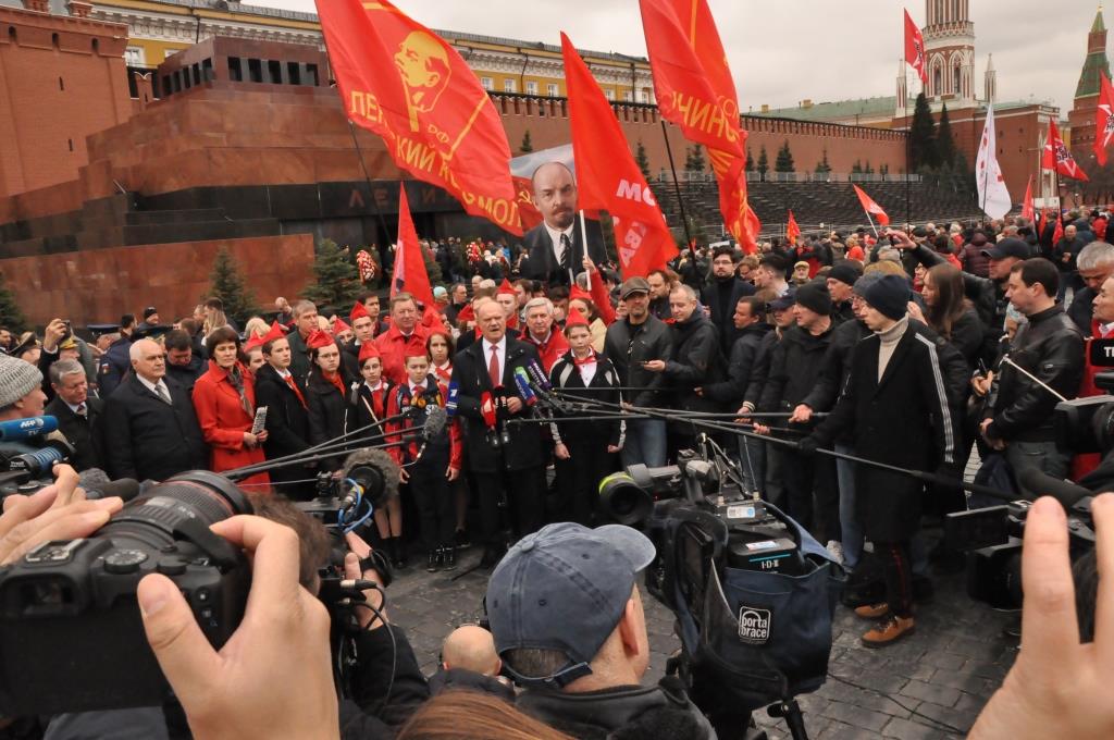 12 мая 2024 праздник. Зюганов на красной площади. Сталин цветы Зюганов. Ленин на красной площади. Возложение знамен к мавзолею.