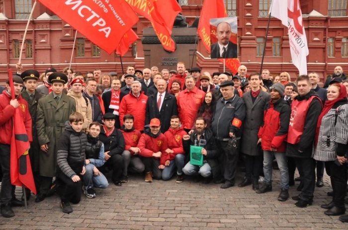 Коммунисты возложили цветы к Мавзолею В.И. Ленина