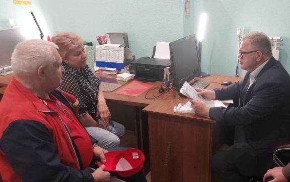 Депутат-коммунист Александр Наумов провел приём граждан в городе Озёры