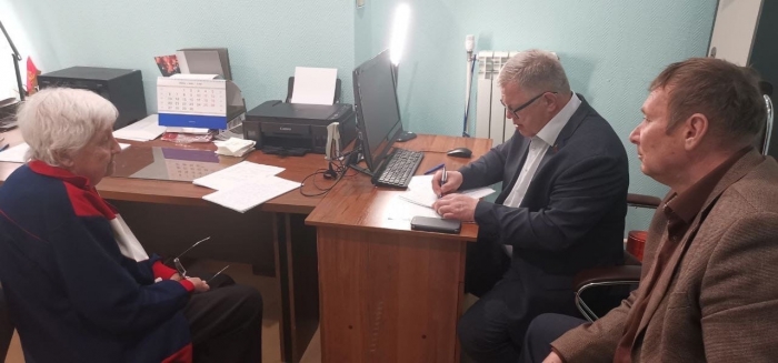 Депутат-коммунист Александр Наумов провел приём граждан в городе Озёры