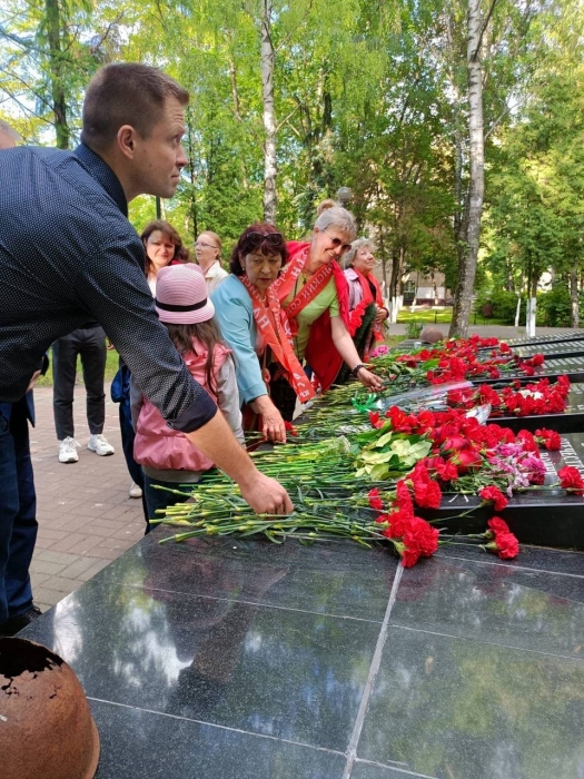 Балашихинские коммунисты почти память воинов-победителей в День памяти и скорби