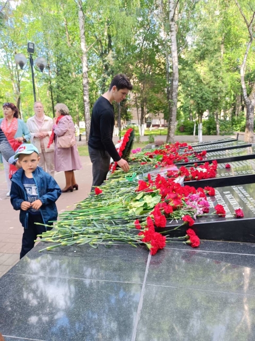 Балашихинские коммунисты почти память воинов-победителей в День памяти и скорби
