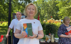 Коммунисты Долгопрудного провели акцию «Ни дня без книги»