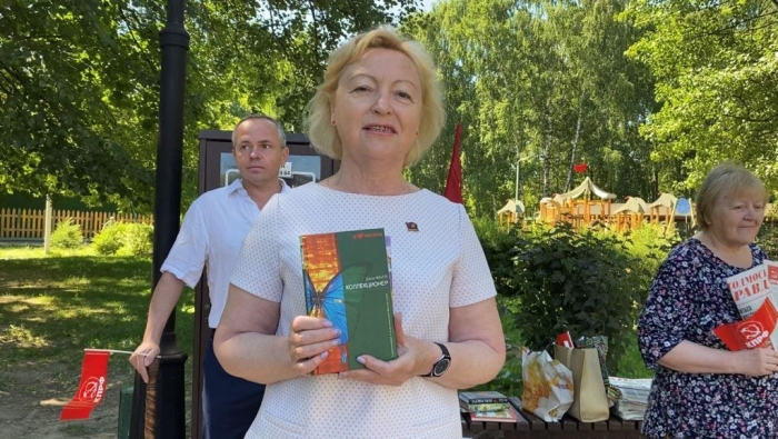 Коммунисты Долгопрудного провели акцию «Ни дня без книги»
