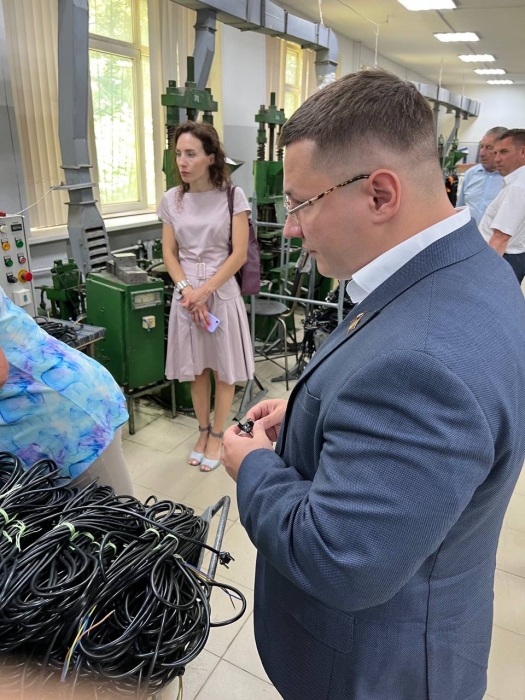 Депутат Московской областной Думы Марк Черемисов посетил производственное предприятие, где работают слабовидящие