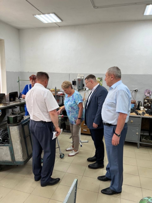 Депутат Московской областной Думы Марк Черемисов посетил производственное предприятие, где работают слабовидящие