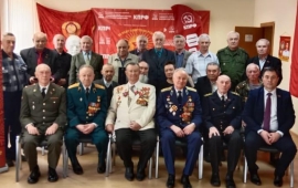 Советские  офицеры помогают героическому Донбассу