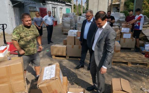 Руководитель фракции КПРФ Александр Наумов посетил волонтёров и пункт сбора гуманитарной помощи Донбассу