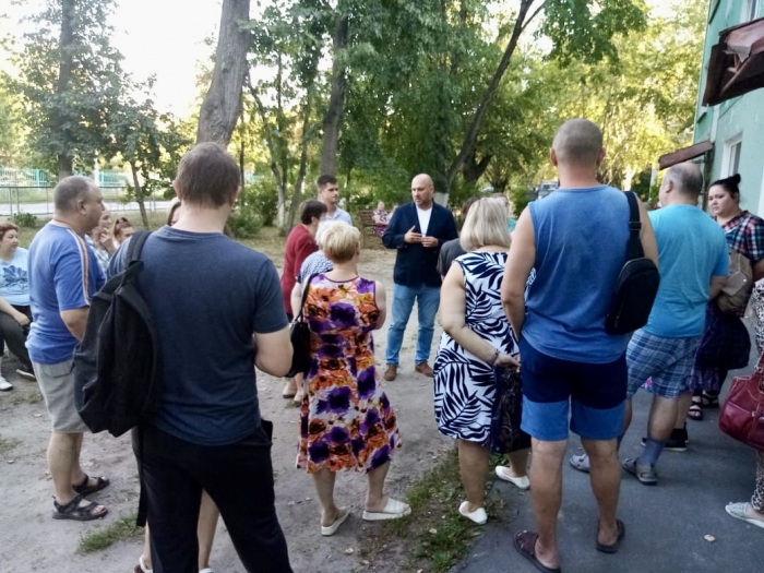 Сергей Стрельцов встретился с жителями аварийного дома в Щурово