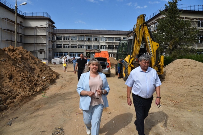 Заместитель Председателя Мособлдумы Константин Черемисов проверил ход работ по капитальному ремонту Лотошинской школы №1