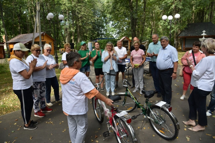 Заместитель Председателя Мособлдумы, второй секретарь МК КПРФ Константин Черемисов вручил велосипеды участникам «Активного долголетия»