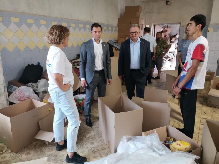 Руководитель фракции КПРФ Александр Наумов посетил волонтёров и пункт сбора гуманитарной помощи Донбассу