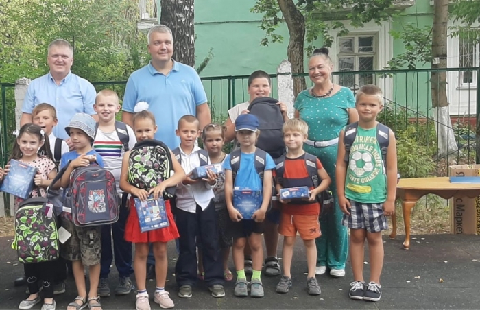 Коммунисты Фрязино, в преддверии 1 сентября, вручили школьные рюкзаки воспитанникам «Тёплого дома»