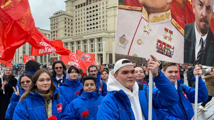 Под Знаменем Комсомола – к новым победам!