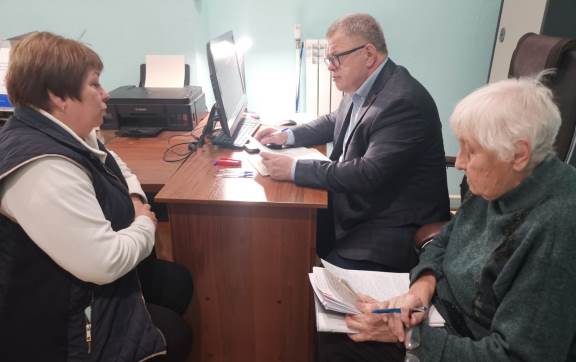 Руководитель фракции КПРФ Александр Наумов провёл приём граждан в Озёрах